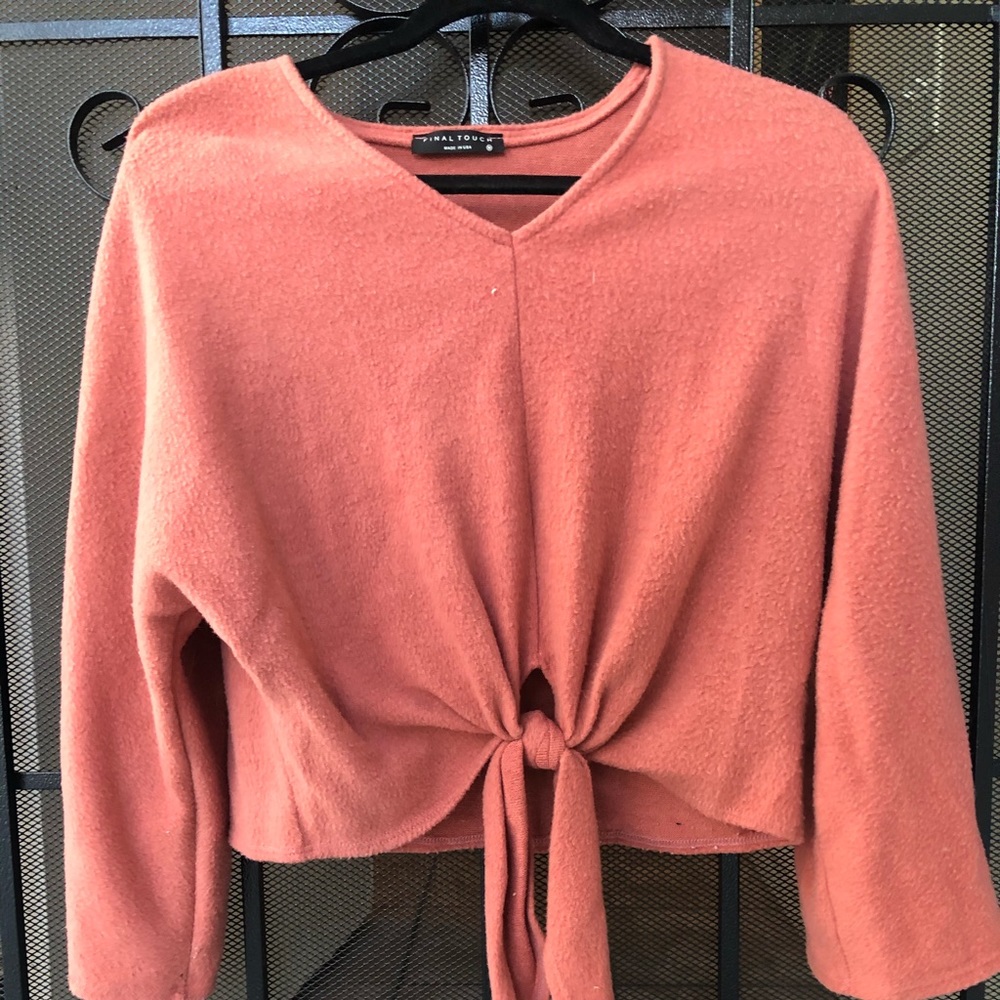 Long sleeve crop and tied shirt